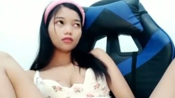 Miss Lily Host Cantik Ngangkang Omek Timun