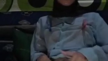 Bokep Jilbab – Nina Asanti Ngocok Memek Sebelum Tidur