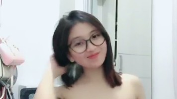 Pinky Cantik Kacamata Live Colmek Hot
