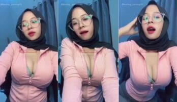 Cewek Jilbab Kacamata Baju Pink Pamer Belahan Dada