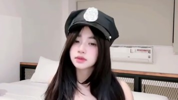 Laura Cosplay Seragam Dan Pakai Topi Bening Banget